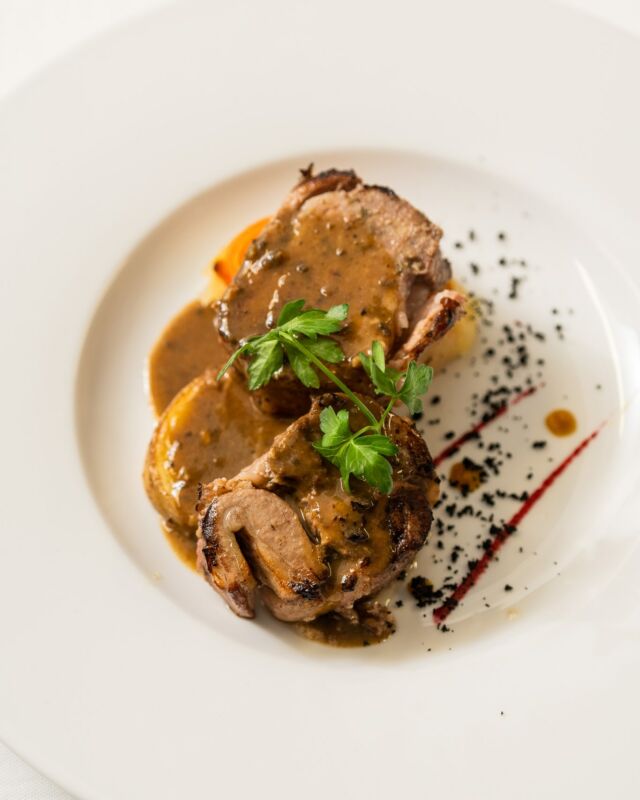 À la carte, médaillon d’agneau aux olives, cuisson basse température 22heures à 72 degrés, jus réduit. 

#restaurant #saison #relaischantovent #restaurantrelaischantovent #faitmaison #produitslocaux #terroir #minervois #minerve #homemade #food #cuisine #agneau #meat