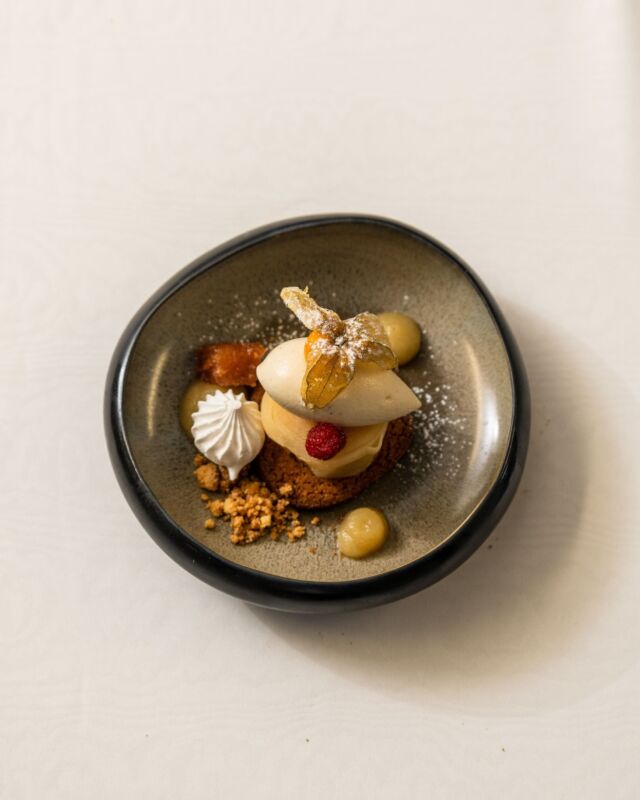 Pour le dessert, pomme roulée rôtie sur son biscuit, glace fromage blanc cannelle.

#restaurant #suddefrance #relaischantovent #restaurantrelaischantovent #produitslocaux #terroir #minervois #minerve #cuisine #occitanie #tourisme #tourism #dessert #printemps