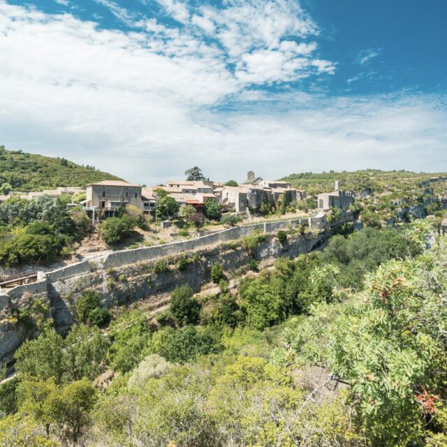 Le soleil rayonne au-dessus de Minerve, le temps idéal pour profiter d'un repas en extérieur avec vue imprenable sur les Gorges de la Cesse et du Brian.

Réservations par mail : relaischantovent@orange.fr ou par téléphone au 04 68 91 14 18.

#restaurant #suddefrance #relaischantovent #restaurantrelaischantovent #produitslocaux #terroir #minervois #minerve #cuisine #occitanie #tourisme #vue #vuepanoramique #terrasse #soleil #sun